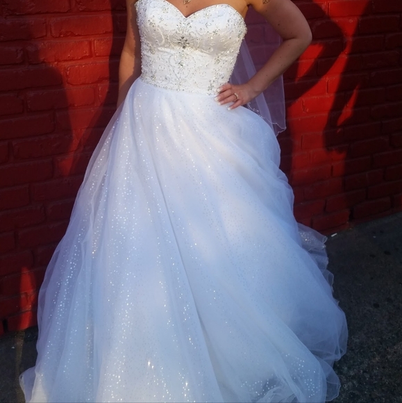 Wedding Dress - Picture 10 of 12